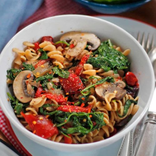 Baby Kale and Arugula with Roasted Red Peppers and Mushrooms over Pasta Earthbound Farm