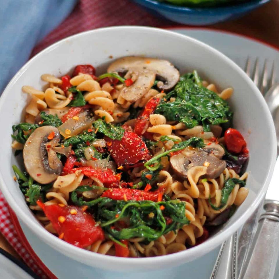 Baby Kale and Arugula with Roasted Red Peppers and Mushrooms over Pasta Earthbound Farm